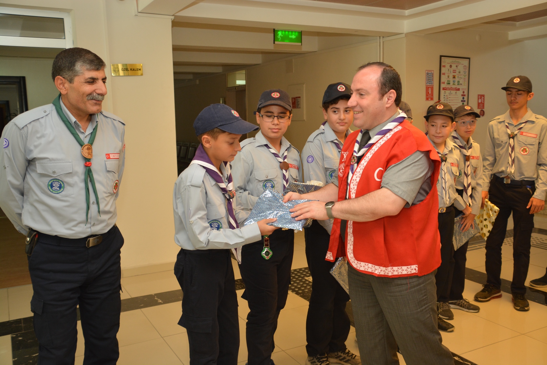 YARIŞ ORTAOKULU İZCİLERİNDEN MÜDÜRÜMÜZE ZİYARET