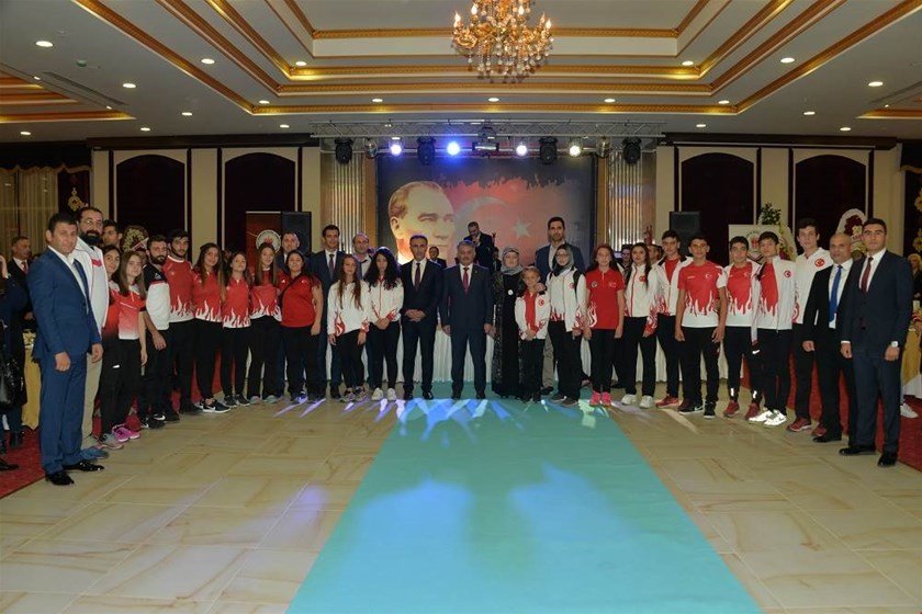 GENÇLERİMİZ CUMHURİYET RESEPSİYONUNDA