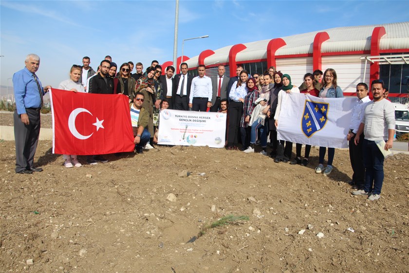 BOSNALI GENÇLERDEN FİDAN DİKİMİ ETKİNLİĞİ
