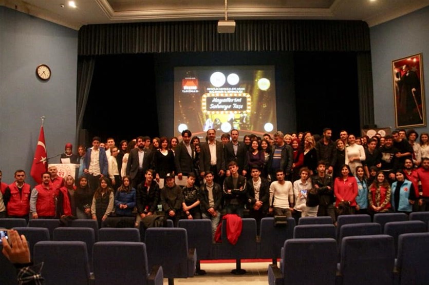 GENÇLER HAYALLERİNİ SAHNEYE TAŞIDI