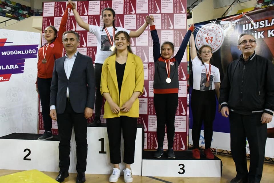 MİNİK KIZ GÜREŞÇİLER, YASEMİN ADAR ADINA MÜCADELE ETT