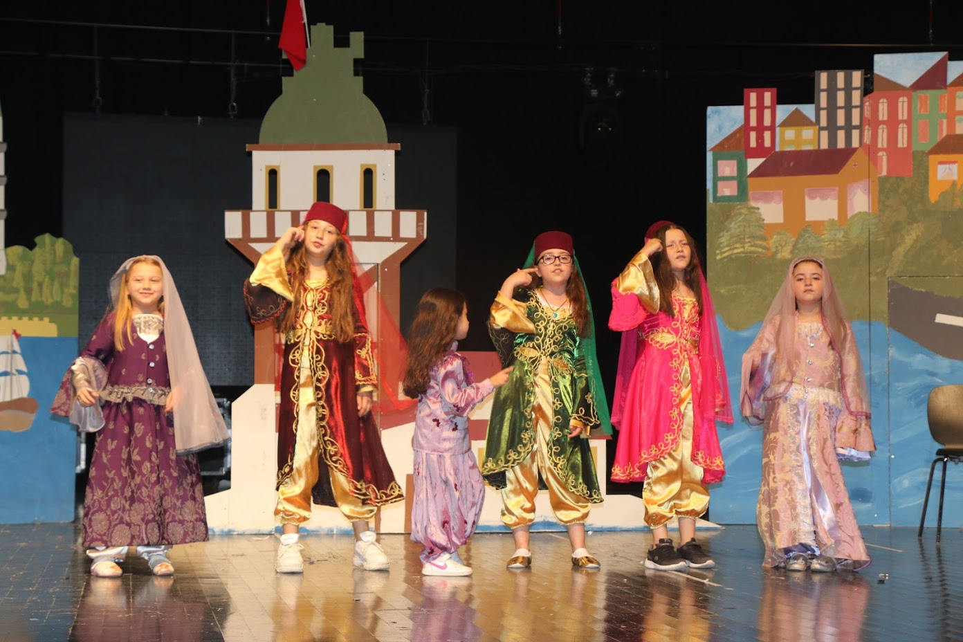 “BU SAHNEDE BİZDE VARIZ “