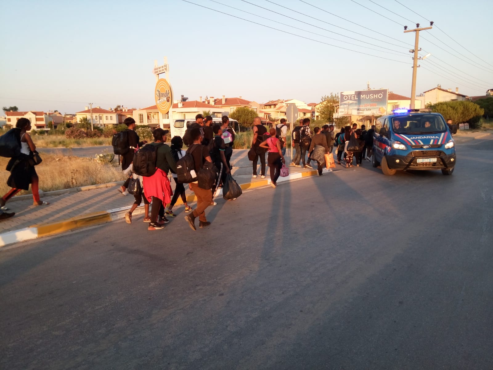 AYVALIK’TA 50 DÜZENSİZ GÖÇMEN YAKALANDI