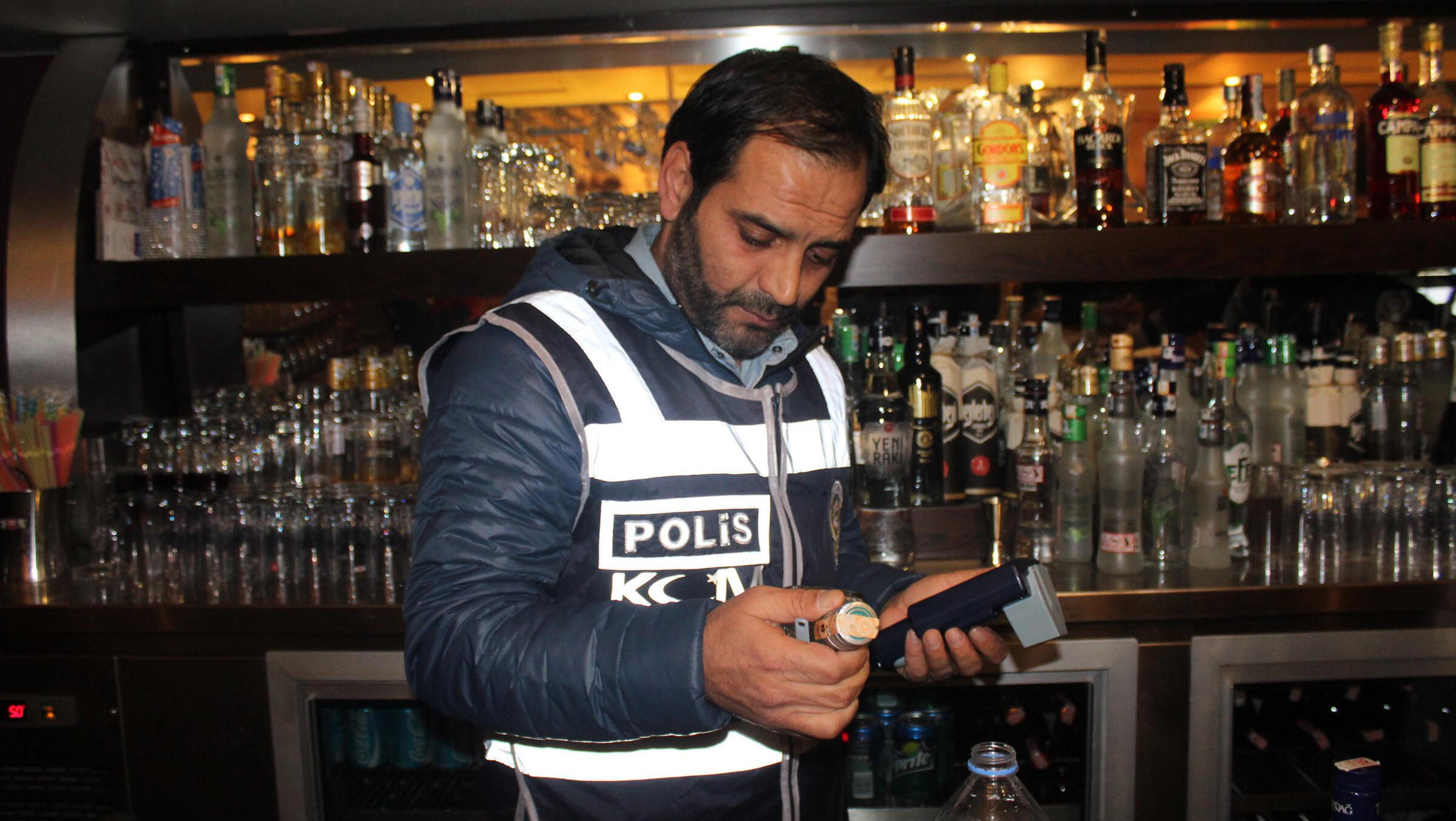 POLİS ALKOL SATIŞI YAPILAN İŞYERLERİNDE DENETİM YAPTI
