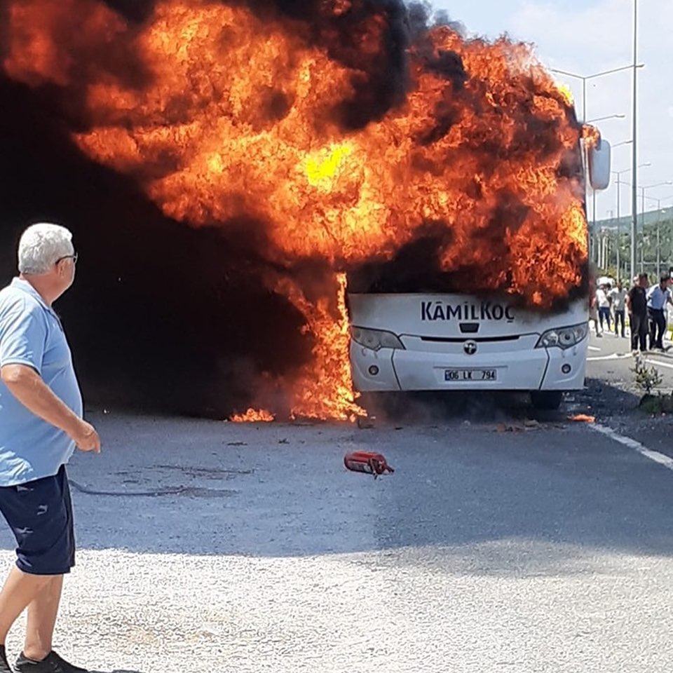 BALIKESİR’DE YOLCU OTOBÜSÜNDE YANGIN: 5 ÖLÜ