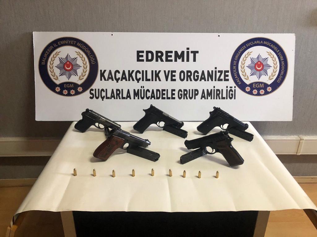SİLAH KAÇAKÇILARI YAKALANDI