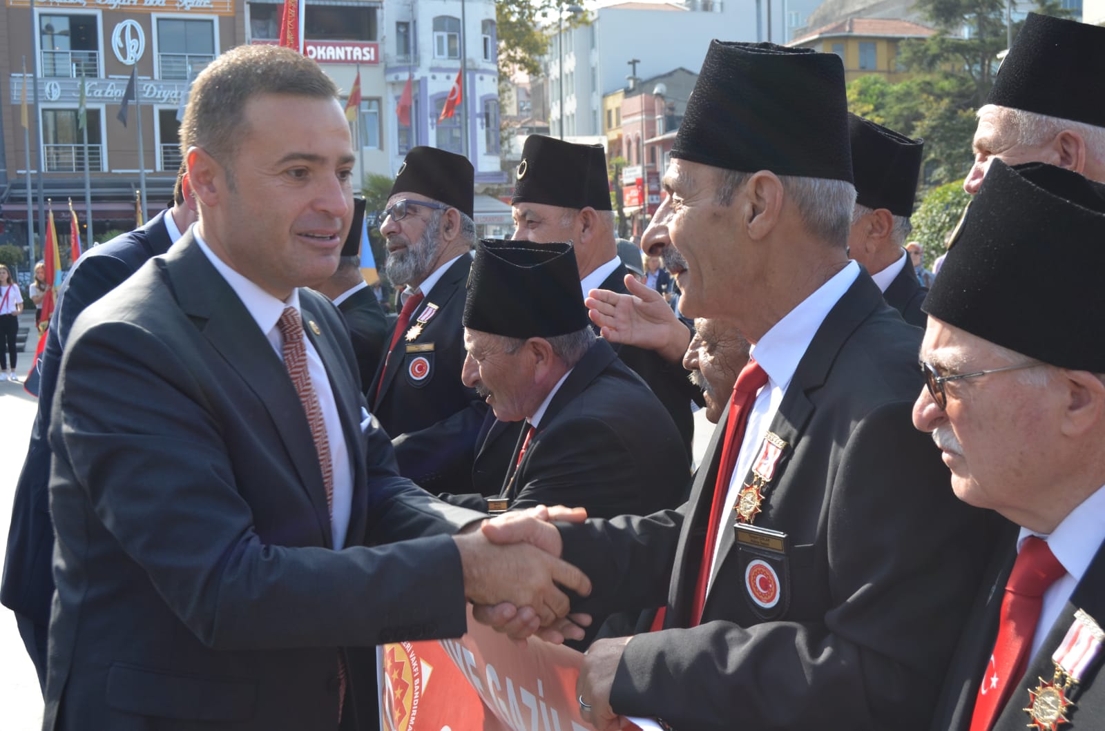 ŞEHİT VE GAZİLERİMİZ MİLLETİMİZİN ONURUDUR