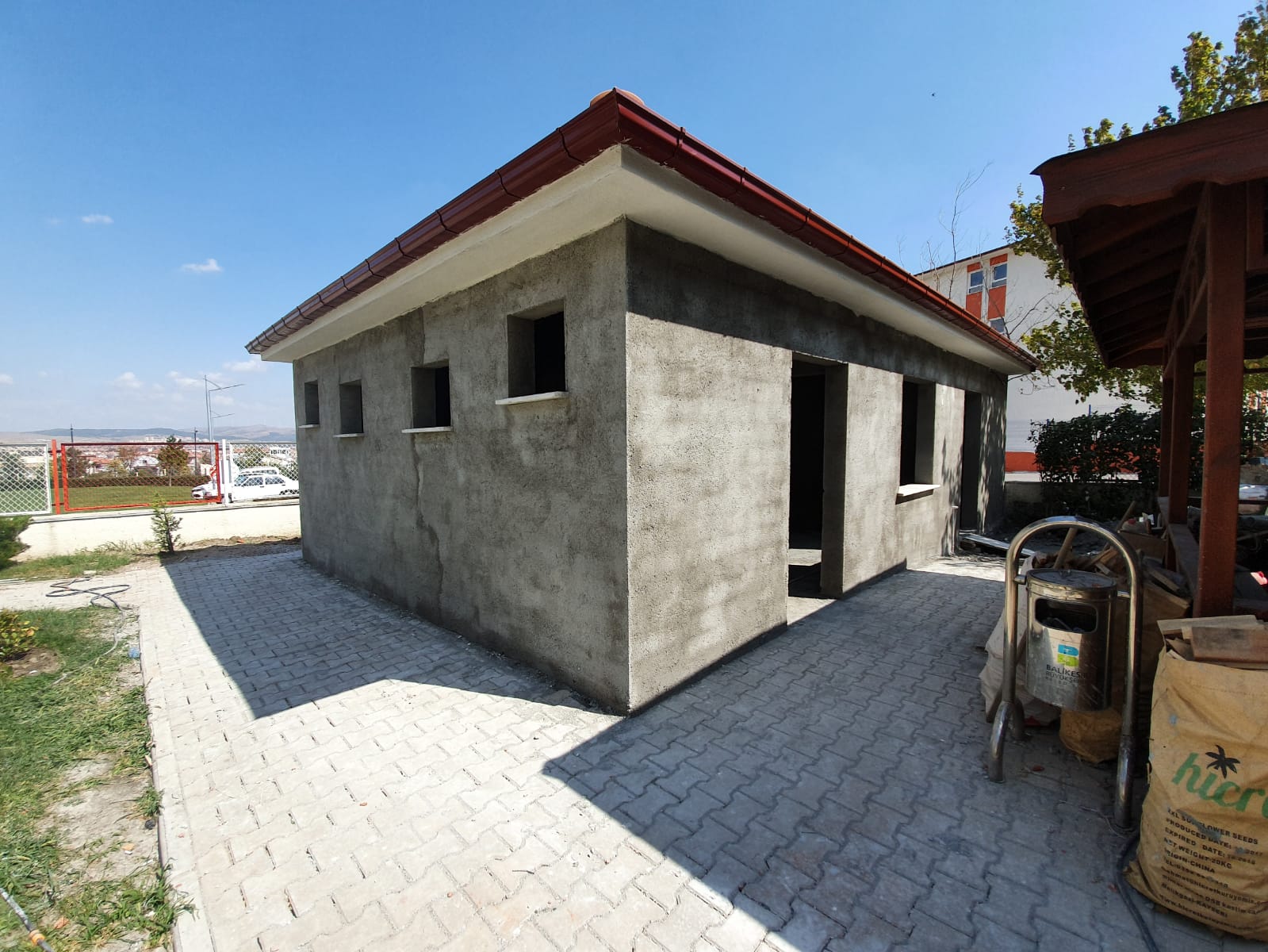 KARESİ BELEDİYESİ KATKILARIYLA ŞEHİTLER PARKI’NA MESCİT YAPILIYOR