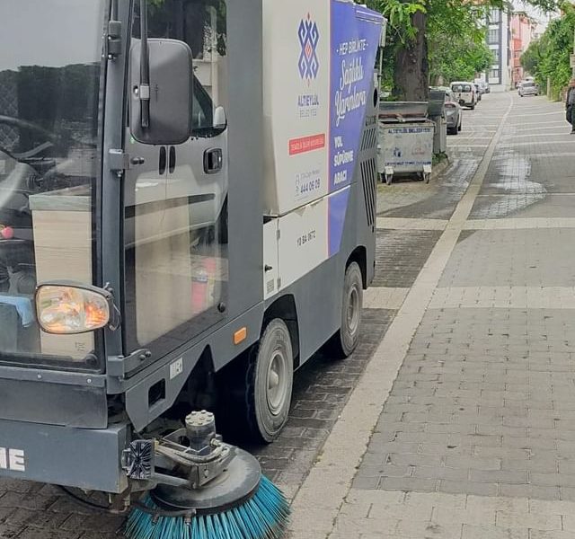 Altıeylül İlçesinde Belediye Ekipleri Temizlik Çalışmalarına Hız Kesmeden Devam Ediyor