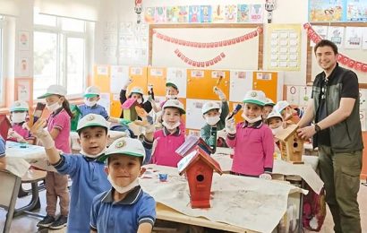 Doğa Bilinci Kazandırmak İçin Balıkesir’deki Bir Etkinlikte Kuş Yuvaları Boyandı