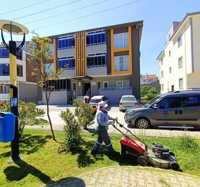 Park ve Bahçeler Müdürlüğü Ekipleri Düzenli Bakım Çalışmalarını Sürdürüyor