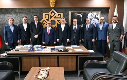 Balıkesir Sanayi Odası Yetkilileri Karesi Belediye Başkanı Mesut Akbıyık’ı Ziyaret Etti