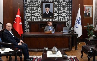 Fotoğraf Sanatçısı ve Makine Mühendisi Yusuf Hocaoğlu, Afet ve Acil Durum Yönetimi Başkanlığı Marmara Bölge Müdürü Gökhan Yılmaz ve Dernek Başkanı Servet Camgöz, Vali İsmail Ustaoğlu’nu Ziyaret Etti