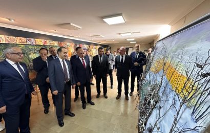 Kaymakamımız Engin Aksakal, Enerjisa Bandırma Fen Lisesi öğrencilerinin yaptığı resimlerden oluşan “Geleneksel Yıl Sonu Resim Sergisi’nin” açılışına katıldı.