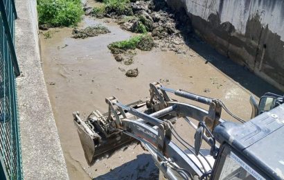 Ekipler Bölgedeki Derelerde Temizlik Çalışmalarını Sürdürüyor
