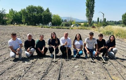 AK Parti Balıkesir Milletvekili Mustafa Canbey, Öğrencilerle Organik Renkli Pamuk Ekimi Gerçekleştirdi