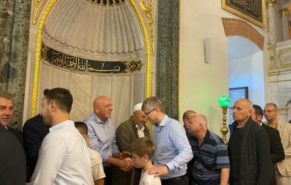 AK Parti Balıkesir Milletvekili İsmail Ok, Zağnos Paşa Camii’nde Vatandaşlarla Bayramlaştı