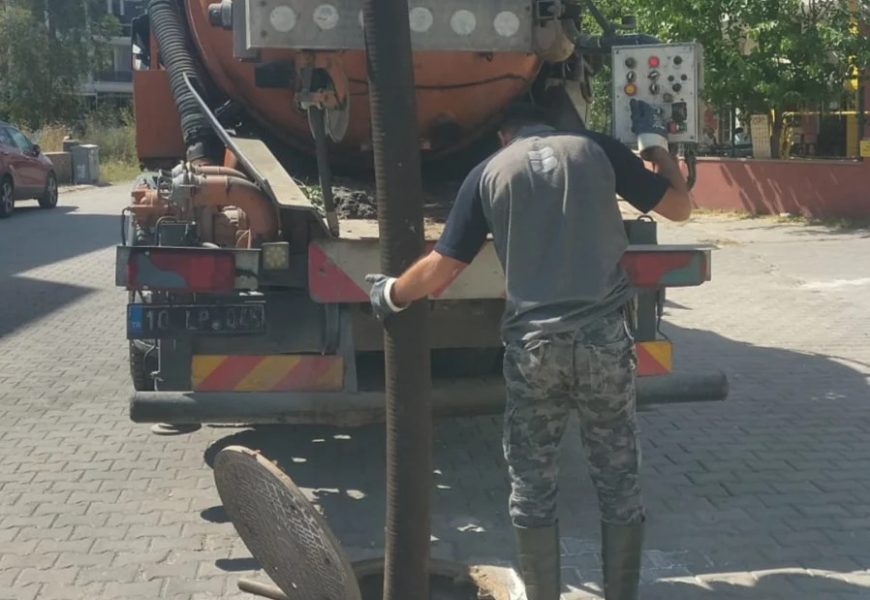 Edremit ilçesinde Kanalizasyon Temizlik Çalışmaları Devam Ediyor