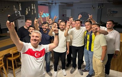 AK Parti Milletvekili Canbey, Gençlerle Milli Maçı İzledi