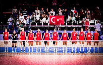 Balıkesir Büyükşehir Belediye Başkanı Ahmet Akın, A Milli Kadın Voleybol Takımını Kutladı