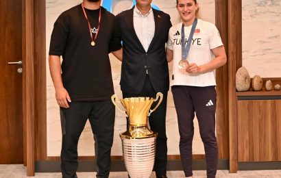 Balıkesir Büyükşehir Belediye Başkanı Ahmet Akın Sporcuları Kabul Etti