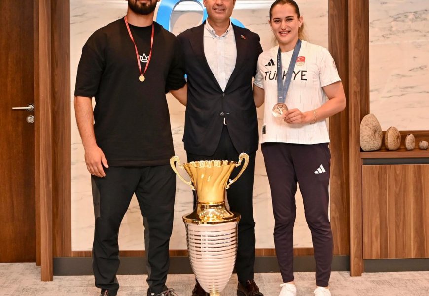 Balıkesir Büyükşehir Belediye Başkanı Ahmet Akın Sporcuları Kabul Etti