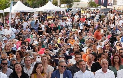 Yeşilçomlu Kavun Festivali Bayraktepe’de Kortej Yürüyüşü ile Başladı