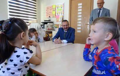 Kaymakamımız Sayın Enver Özderin, İlçe Milli Eğitim Müdürü Sayın Hüseyin Aydemir ile Zeynep Banu Çakırdere İlkokulu’nu ziyaret etti