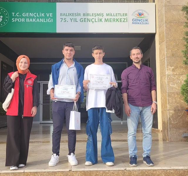 Farklılıkların Zenginlik Olduğu Türkiye Münazara Ligi’nde Derece Elde Eden Gençler