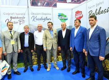 Balıkesir Ticaret Borsası, Balıkesir Sanayi Odası ve Balıkesir Ticaret Odası 14. Antalya Yörex Yöresel Ürünler Fuarı’na katıldı