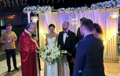 Susurluk’ta Düzenlenen Nikah Törenine Katılan Başkan Semizel’den Mutluluk Dilekleri