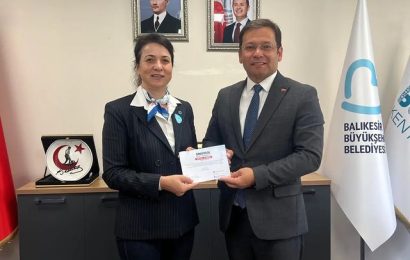 Balıkesir Kent Konseyi Başkanı Sevinç Baykan Özden, Sındırgı Belediye Başkanı Serkan Sak ve Başkan Yardımcısı Ergun Tunç ile bir araya geldi