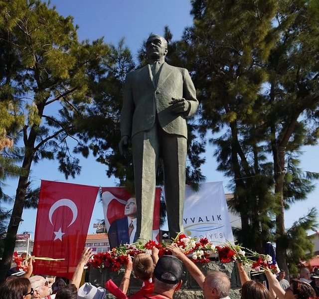 Atatürk Anıtı’na Yapılan Saldırı Ayvalık’ta Kınandı