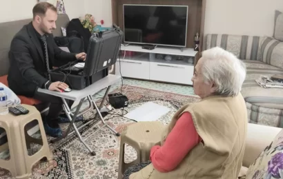 Karesi İlçe Nüfus Müdürlüğü Yaşlılara Evde Hizmet Sunuyor