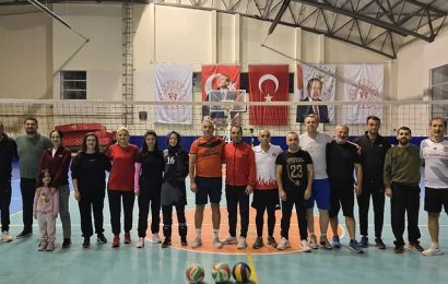 Erdek’te Öğretmenler Günü Etkinlikleri Kapsamında Voleybol Turnuvası Düzenlendi