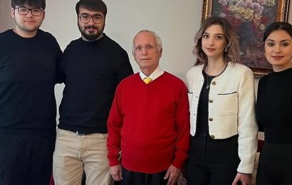 Balıkesir Kent Konseyi Gençlik Meclisi, Tamer Çallıoğlu’nu Öğretmenler Günü’nde ziyaret etti