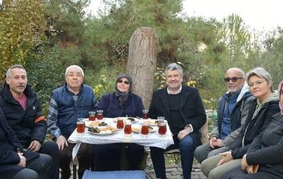 Karesi Belediyesi, Kızpınar Mahallesi’nde İki Aileyi Ziyaret Etti