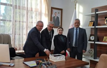 Edremit İlçe Milli Eğitim Müdürüne Öğretmenler Günü Hediyesi