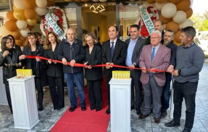 Kaymakam Ahmet Altıntaş, İlçedeki Yeni Kuaför Salonunun Açılışını Gerçekleştirdi