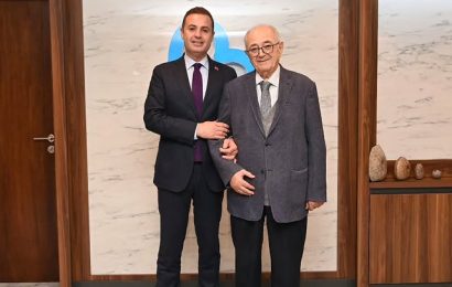 Büyükşehir Belediye Başkanı, geçmiş dönem belediye başkanları ile bir araya geldi.