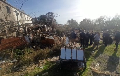 Edremit Kaymakamı Ahmet Odabaş, Altınoluk Mahallesi’ndeki Sosyal Konutlar Bölgesindeki Yangın Sonrası İncelemelerde Bulundu