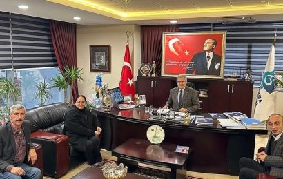 Erdek CHP İlçe Başkanı Hale Tuna, Bandırma CHP İlçe Gençlik Kolu Başkanı Cemile Çetinkaya, TEB Kobi Bankacılık Portföy Yöneticisi İlknur Yalçınkaya ve Kıbrıs Gazisi Hasan Durmuş, Bandırma Belediyesi’ni Ziyaret Etti