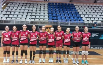 Ayvalık Mehmet Akif Ersoy Ortaokulu Voleybol Küçük Kızlar Takımı İl Finallerine Katılma Hakkı Kazandı