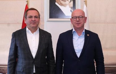 Balıkesir Milletvekili Serkan Sarı, Ayvalık Belediye Başkanı Mesut Ergin’i ziyaret etti