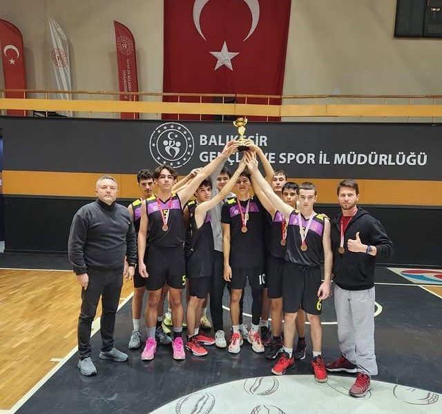 Ayvalık Özel Uğur Anadolu Lisesi Basketbol Takımı Başarı Elde Etti