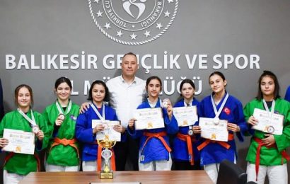 Kütahya’da Yıldız Kuraş Türkiye Şampiyonası’nda Başarı Elde Eden Takım İl Müdürü Tarafından Ziyaret Edildi