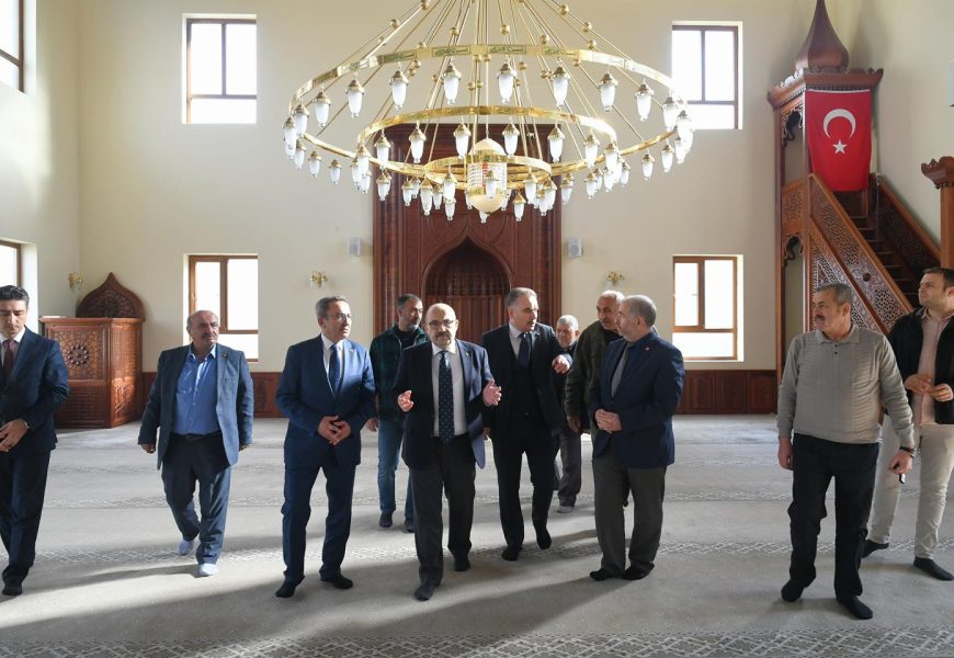 Vali İsmail Ustaoğlu, Edremit Osmanlı Camii’nde İncelemelerde Bulundu