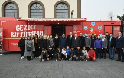 Vali İsmail Ustaoğlu, Gezici Kütüphane Projesi’ni İnceledi