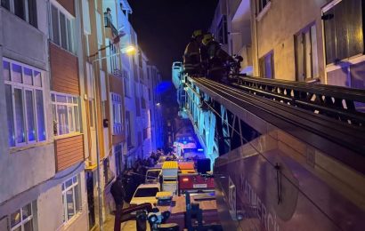 Bandırma’da Apartman Yangını: 1 Kişi Hayatını Kaybetti, 1 İtfaiye Eri Yaralandı