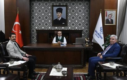 Balıkesir Üniversitesi Dekanı Profesör Dr. Ahmet Köroğlu, Vali İsmail Ustaoğlu’nu Ziyaret Etti